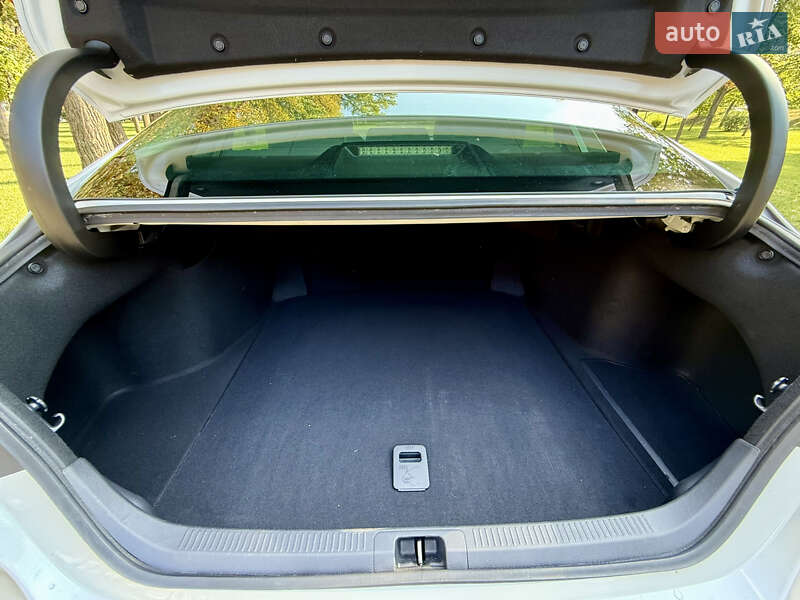 Седан Toyota Camry 2019 в Киеве