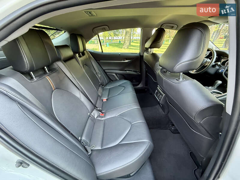 Седан Toyota Camry 2019 в Киеве