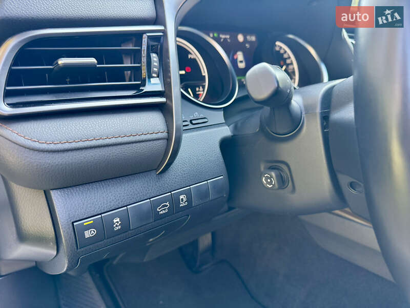 Седан Toyota Camry 2019 в Киеве