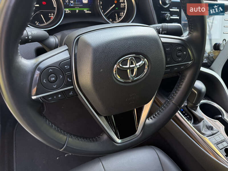 Седан Toyota Camry 2019 в Киеве