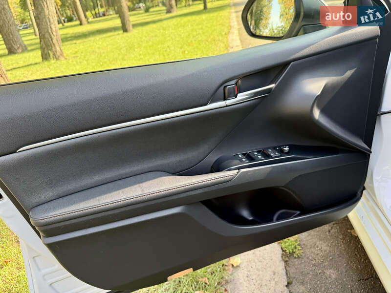 Седан Toyota Camry 2019 в Киеве