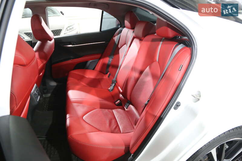 Седан Toyota Camry 2019 в Киеве