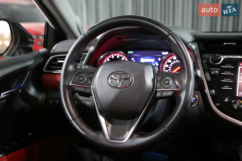 Седан Toyota Camry 2019 в Киеве