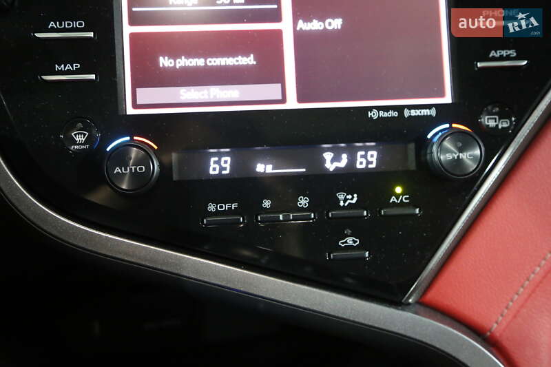 Седан Toyota Camry 2019 в Киеве