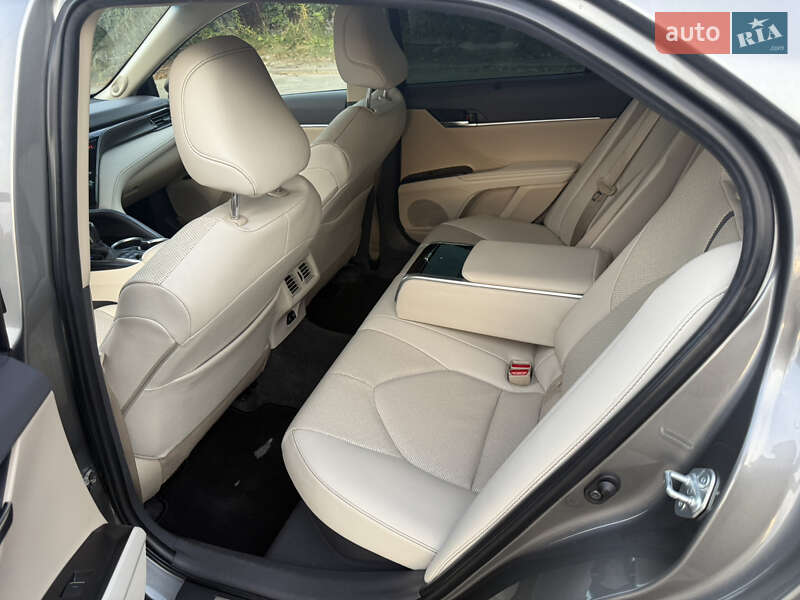 Седан Toyota Camry 2021 в Киеве