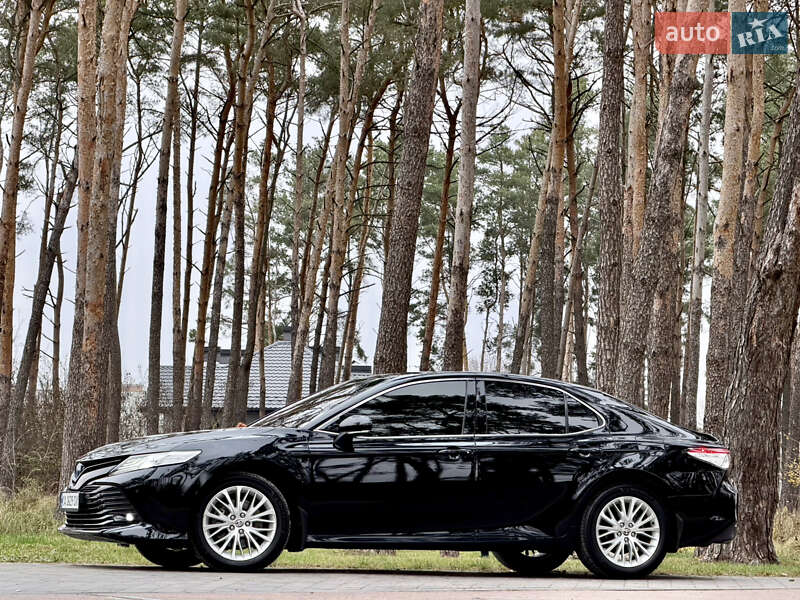 Седан Toyota Camry 2020 в Житомире