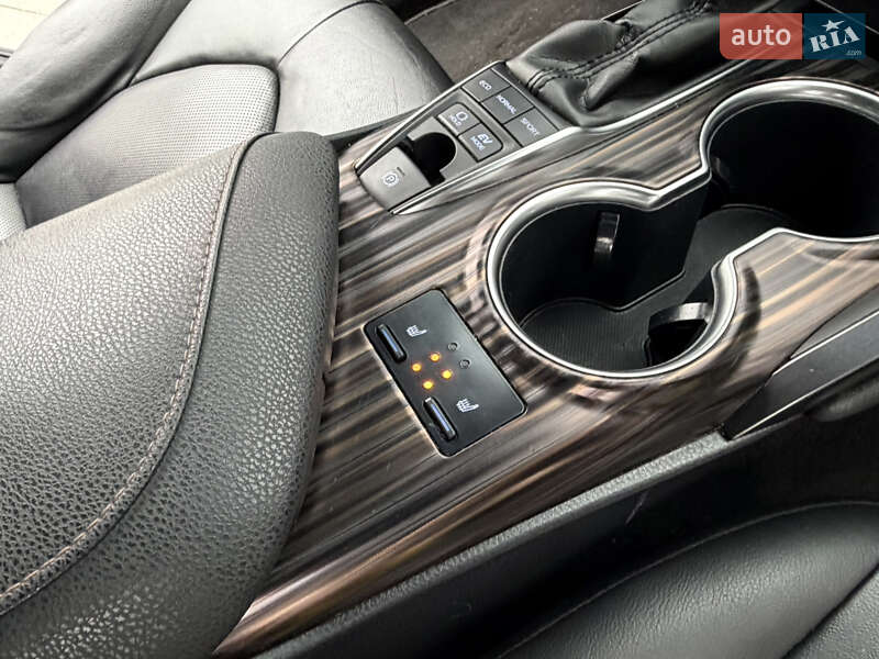 Седан Toyota Camry 2020 в Житомире