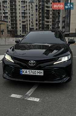 Седан Toyota Camry 2019 в Києві