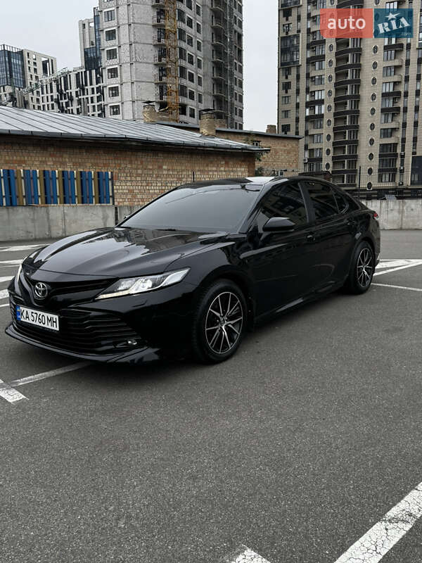Седан Toyota Camry 2019 в Киеве