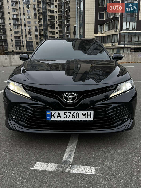 Седан Toyota Camry 2019 в Киеве