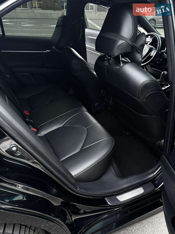 Седан Toyota Camry 2019 в Киеве