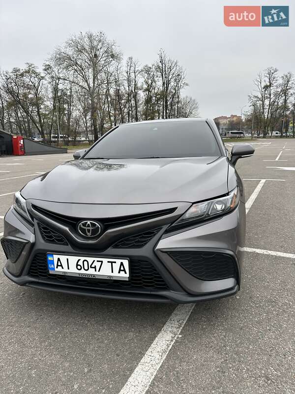 Седан Toyota Camry 2023 в Киеве