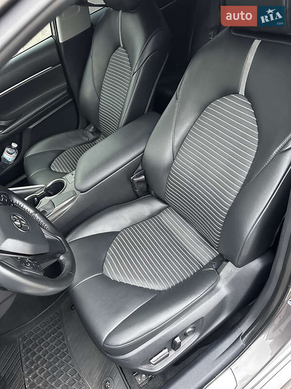 Седан Toyota Camry 2023 в Киеве