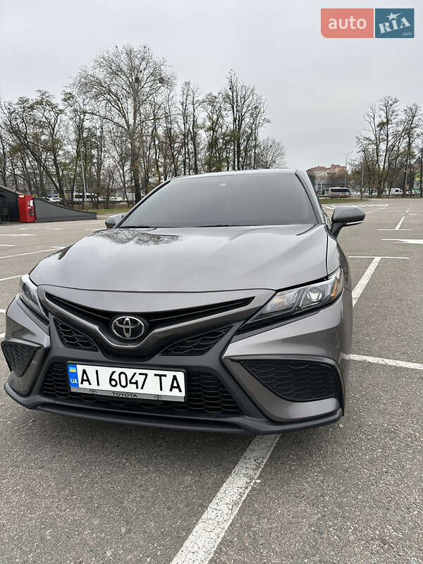 Седан Toyota Camry 2023 в Киеве