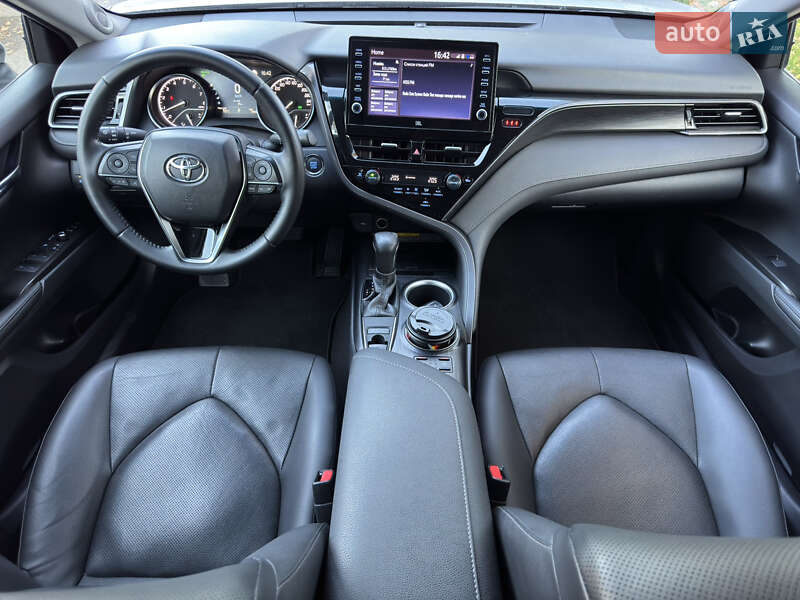 Седан Toyota Camry 2021 в Днепре