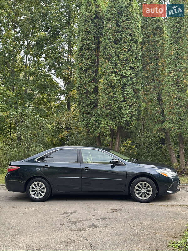 Седан Toyota Camry 2016 в Рівному