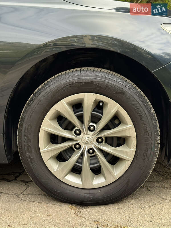 Седан Toyota Camry 2016 в Рівному