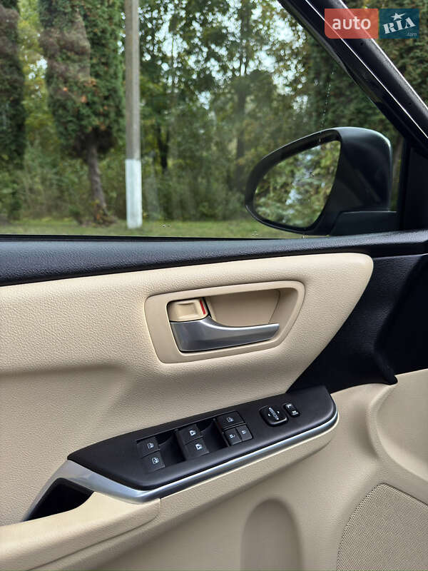 Седан Toyota Camry 2016 в Рівному