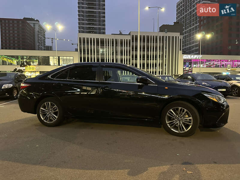 Седан Toyota Camry 2017 в Киеве