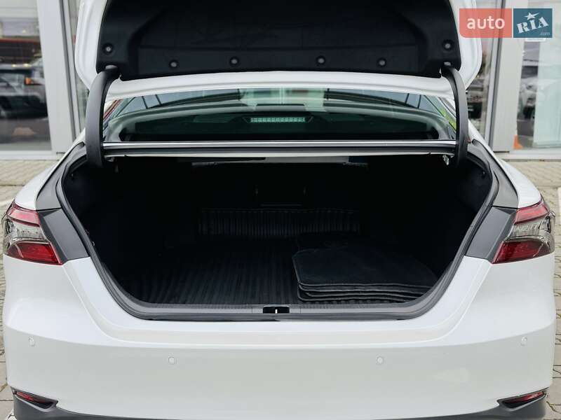 Седан Toyota Camry 2024 в Тернополі