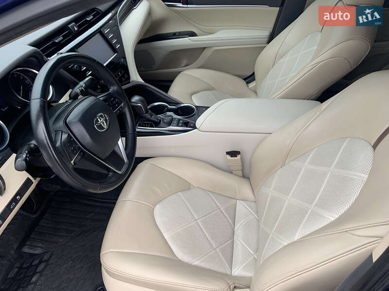 Седан Toyota Camry 2018 в Львове