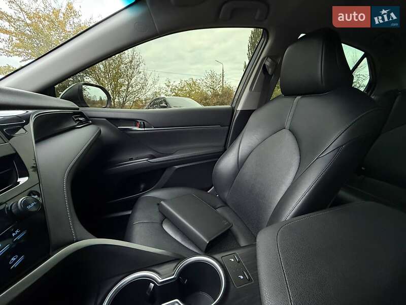 Седан Toyota Camry 2021 в Кривом Роге