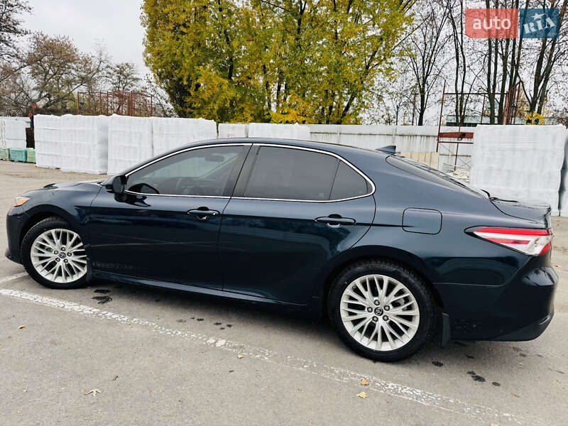 Седан Toyota Camry 2019 в Кременчуге