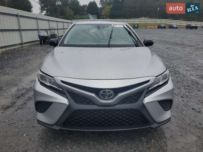 Седан Toyota Camry 2019 в Киеве
