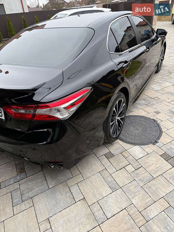 Седан Toyota Camry 2018 в Львове