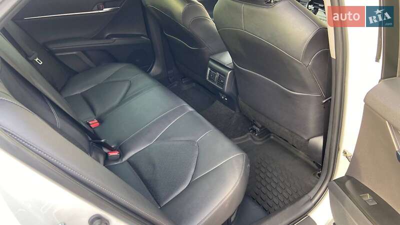 Седан Toyota Camry 2021 в Хмельницком