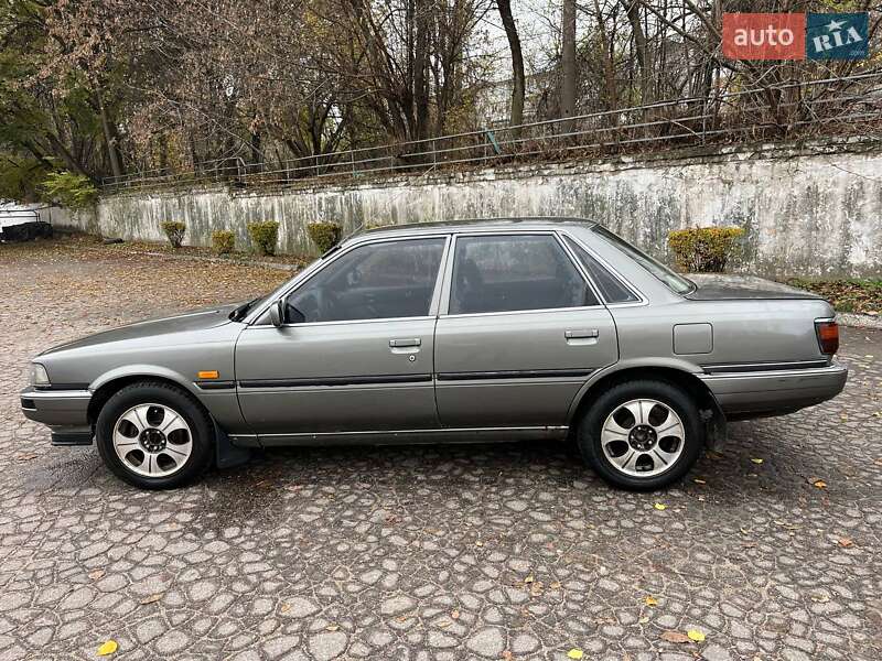 Седан Toyota Camry 1986 в Каменском