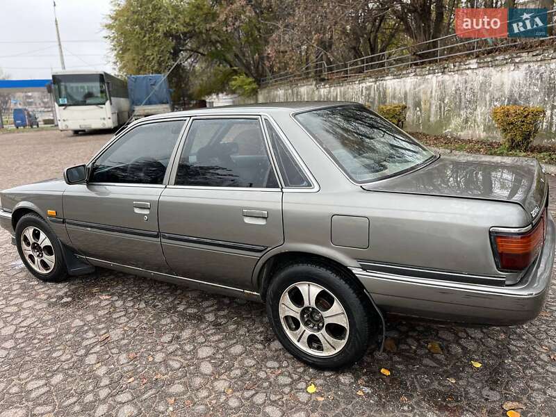 Седан Toyota Camry 1986 в Каменском