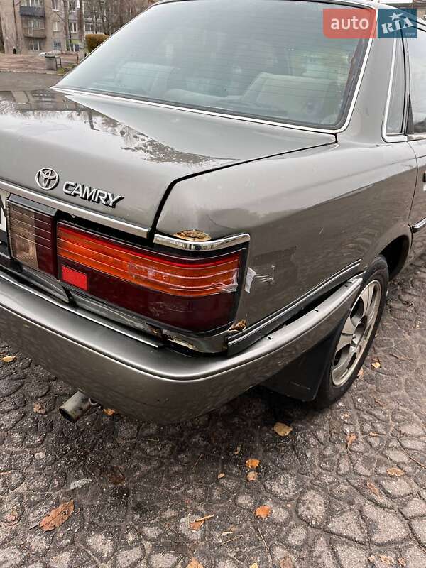 Седан Toyota Camry 1986 в Каменском