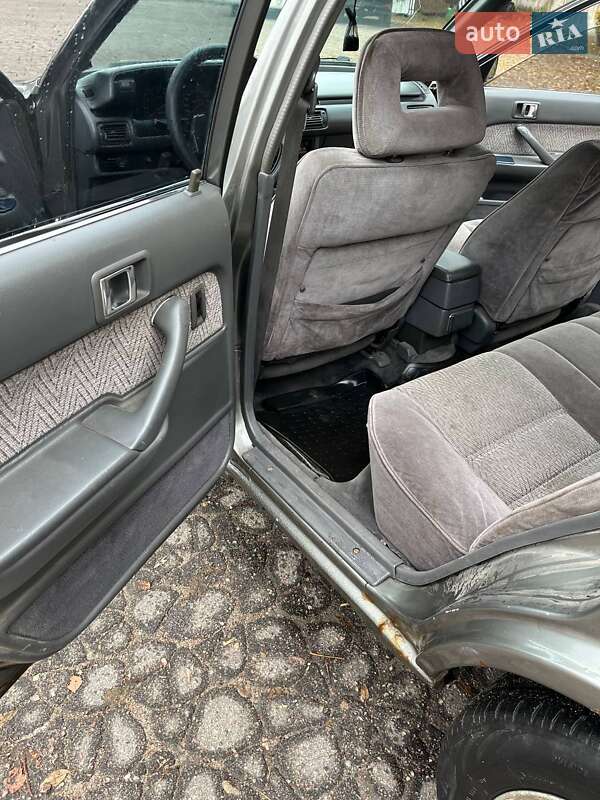 Седан Toyota Camry 1986 в Каменском