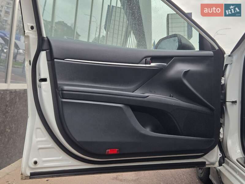 Седан Toyota Camry 2021 в Киеве