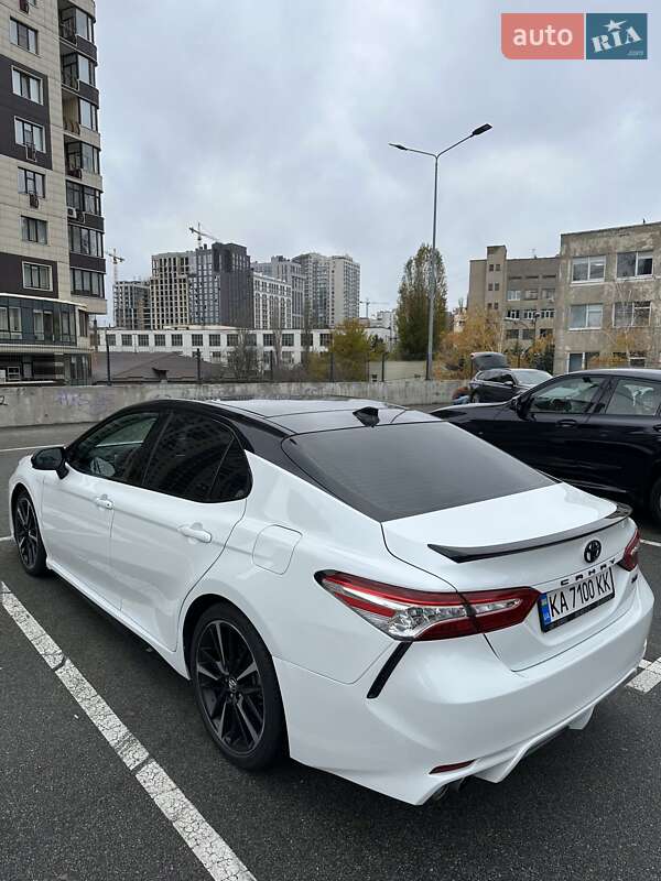 Седан Toyota Camry 2019 в Киеве