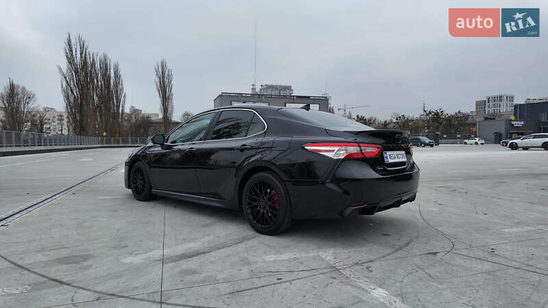 Седан Toyota Camry 2019 в Киеве