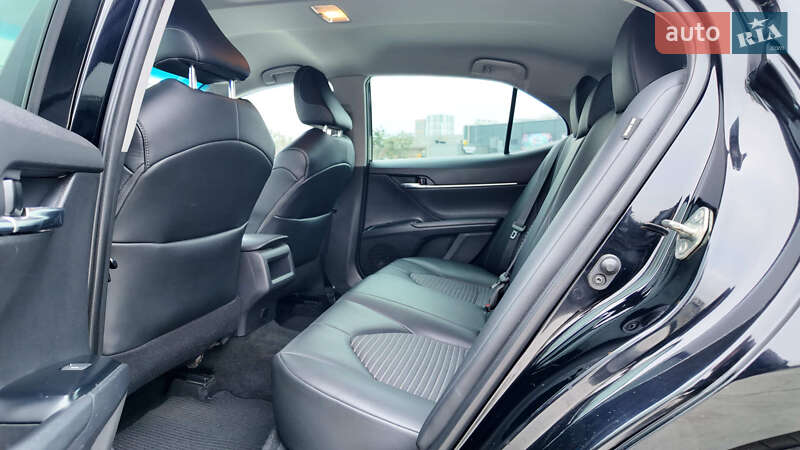 Седан Toyota Camry 2019 в Киеве