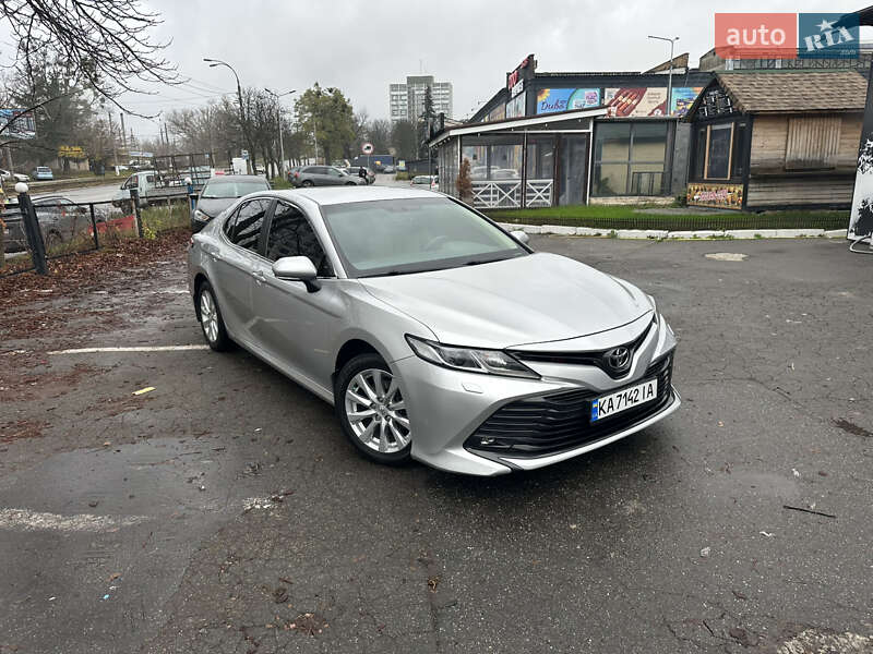 Седан Toyota Camry 2018 в Киеве