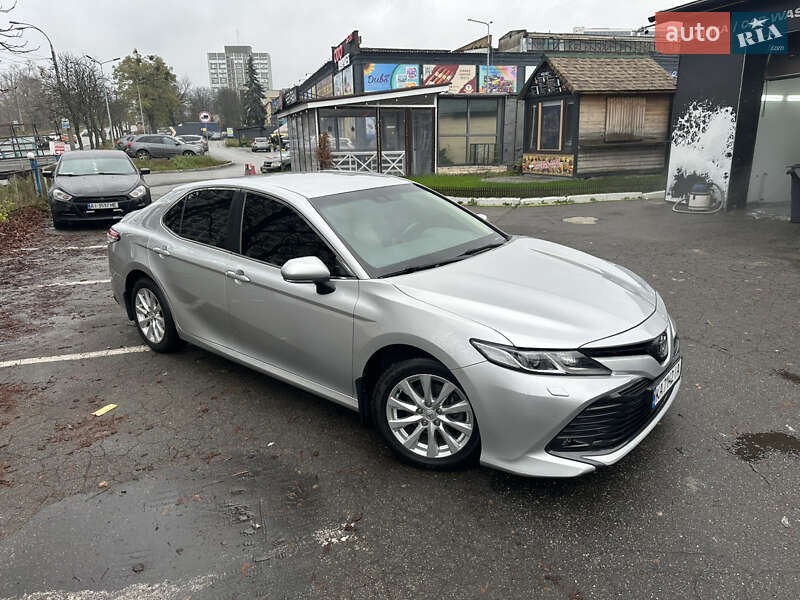 Седан Toyota Camry 2018 в Киеве