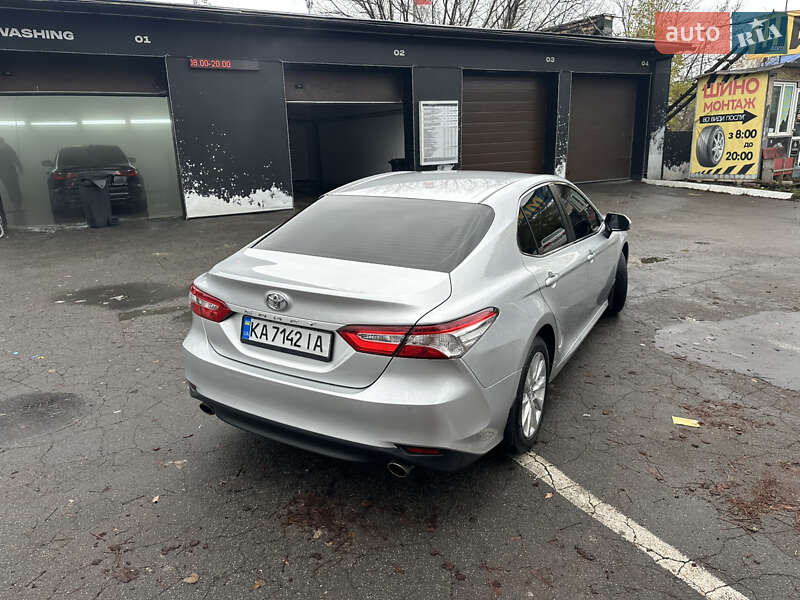 Седан Toyota Camry 2018 в Киеве