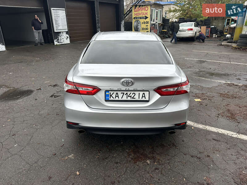 Седан Toyota Camry 2018 в Киеве