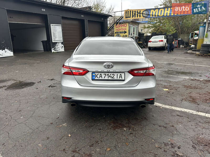 Седан Toyota Camry 2018 в Киеве