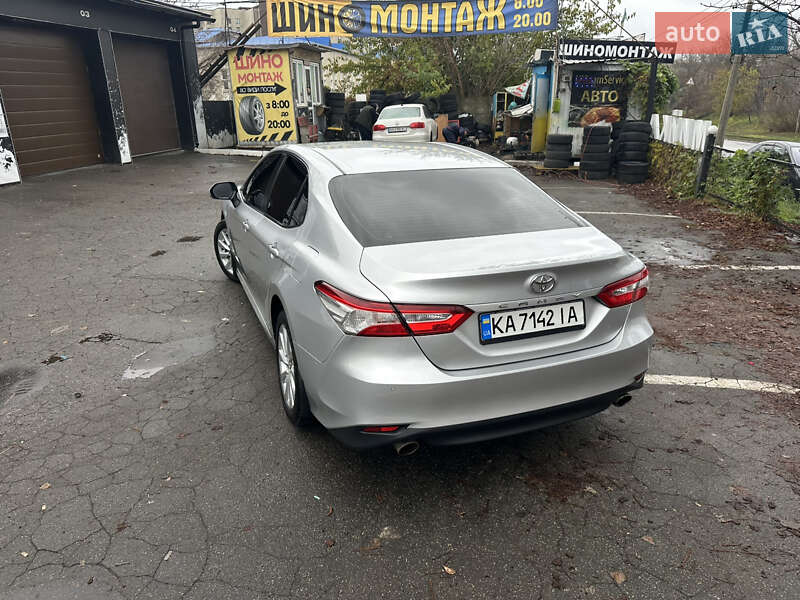 Седан Toyota Camry 2018 в Киеве