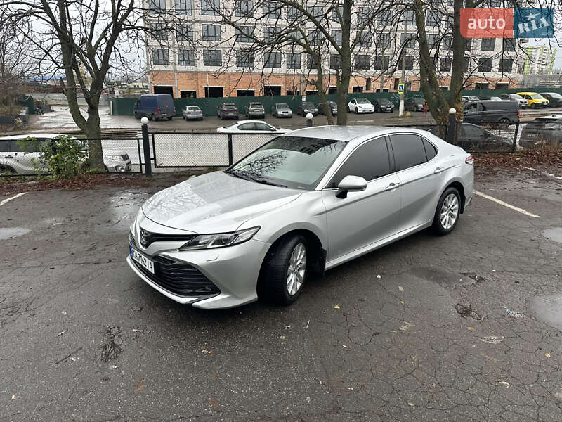 Седан Toyota Camry 2018 в Киеве