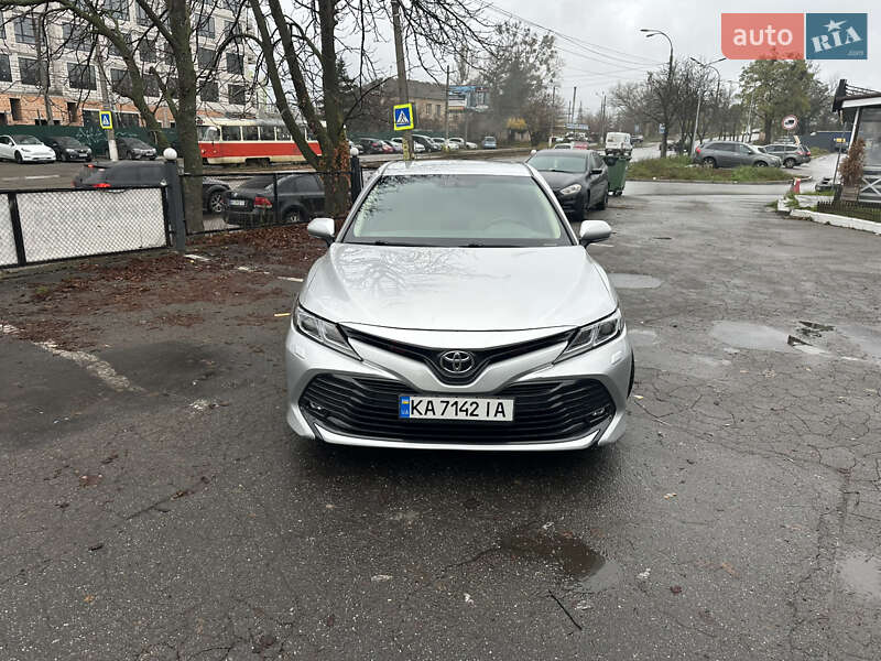 Седан Toyota Camry 2018 в Киеве