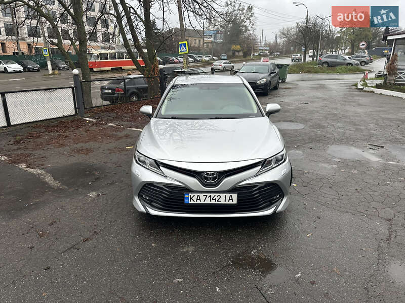 Седан Toyota Camry 2018 в Киеве
