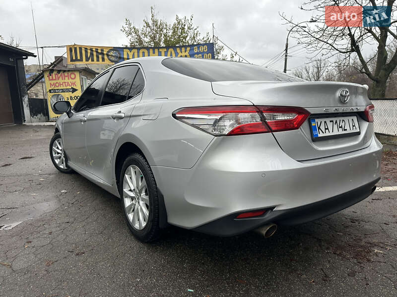 Седан Toyota Camry 2018 в Киеве