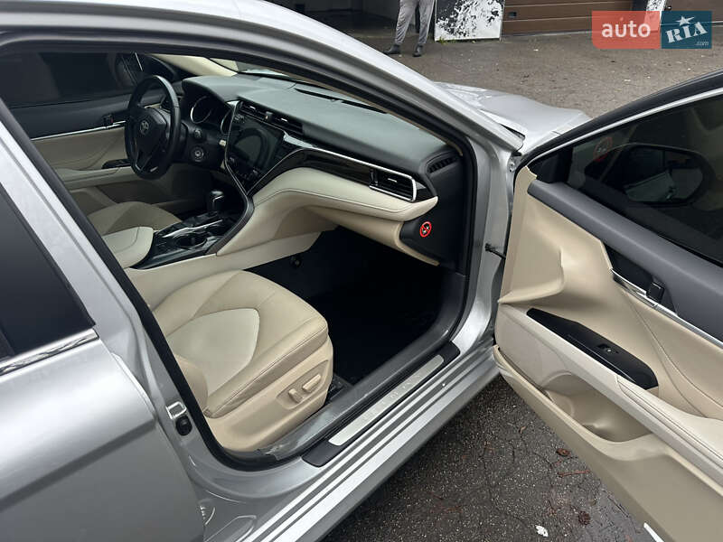 Седан Toyota Camry 2018 в Киеве