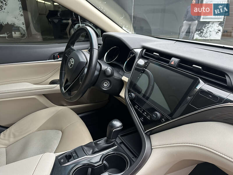 Седан Toyota Camry 2018 в Киеве